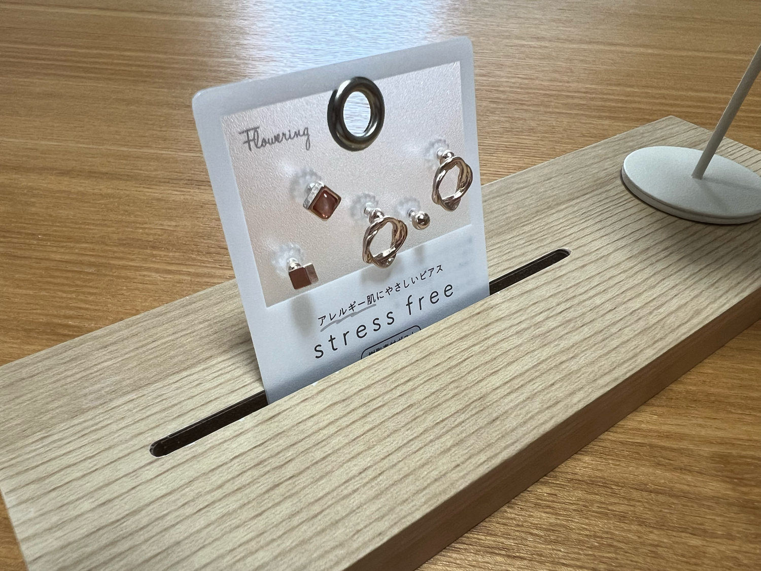 ダイソーの写真立ての溝をやすりで整える100均DIY
