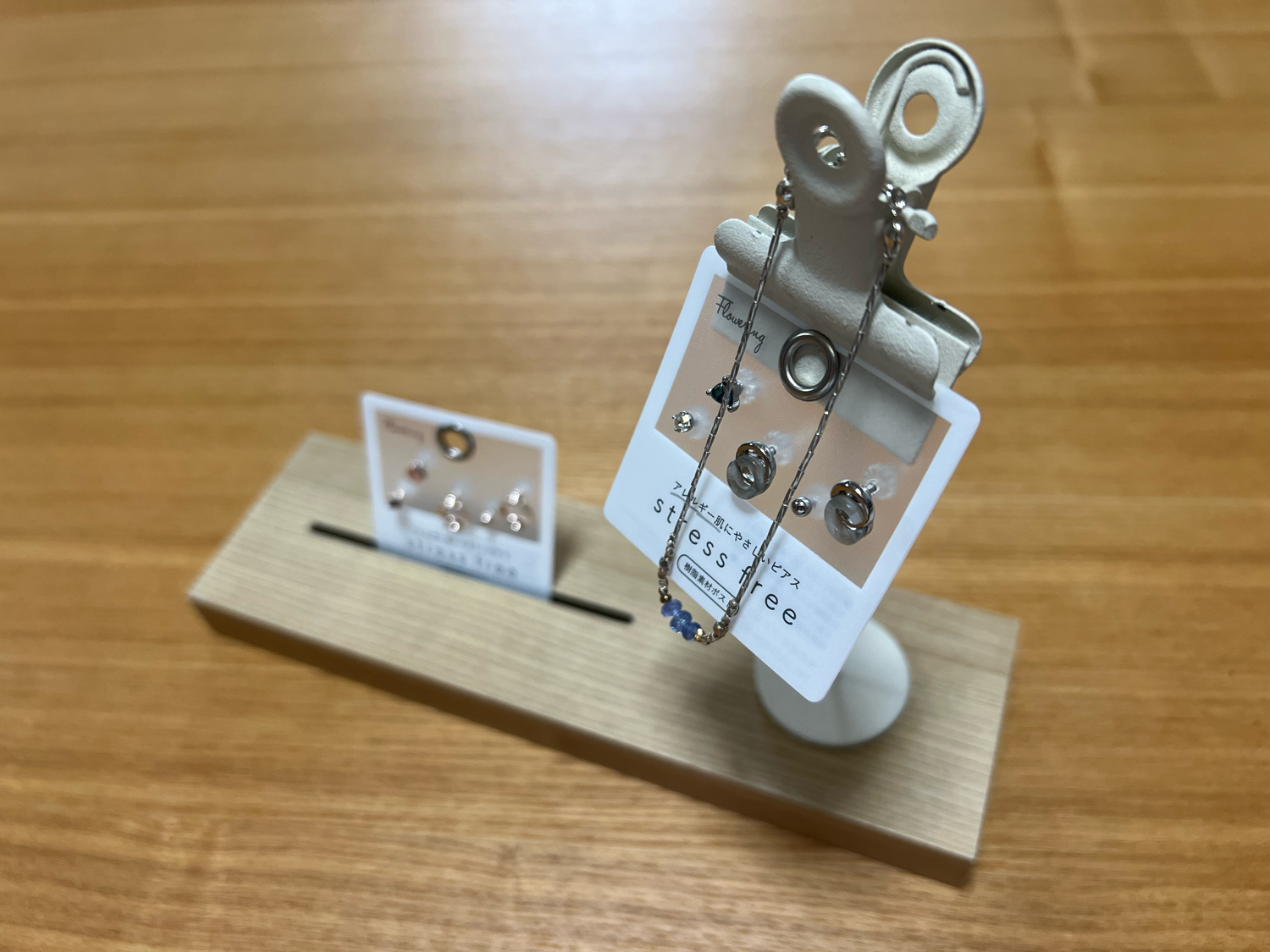 100均DIYのピアススタンドにピアスを飾った様子