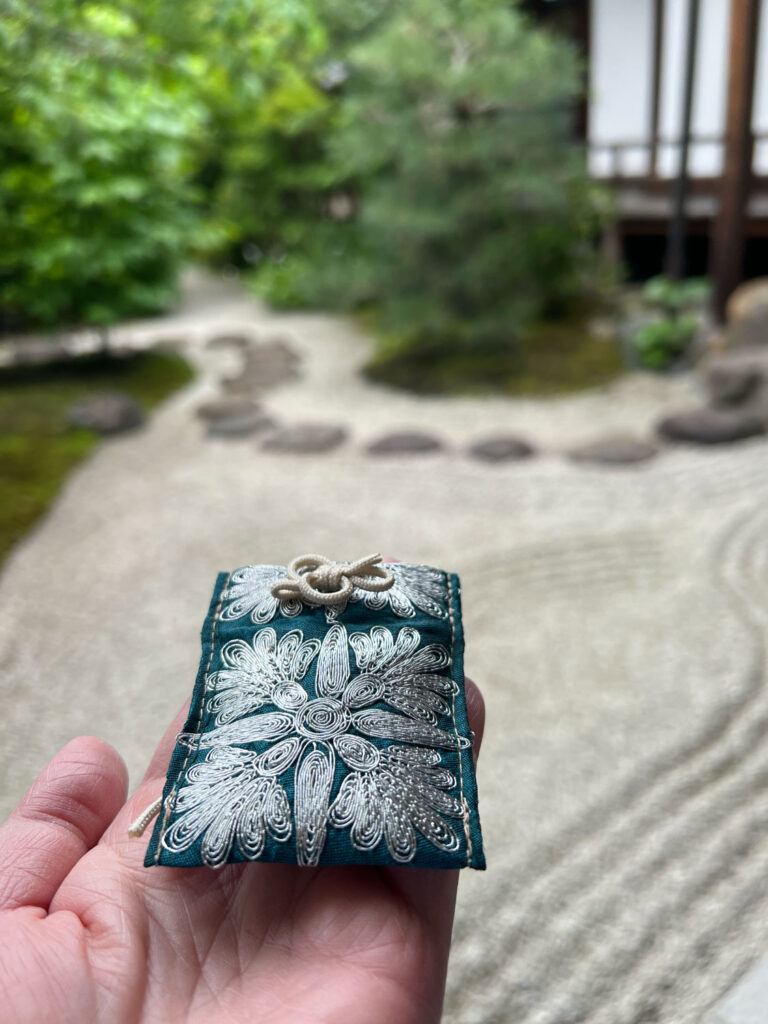 京都・両足院で手作りお守り体験