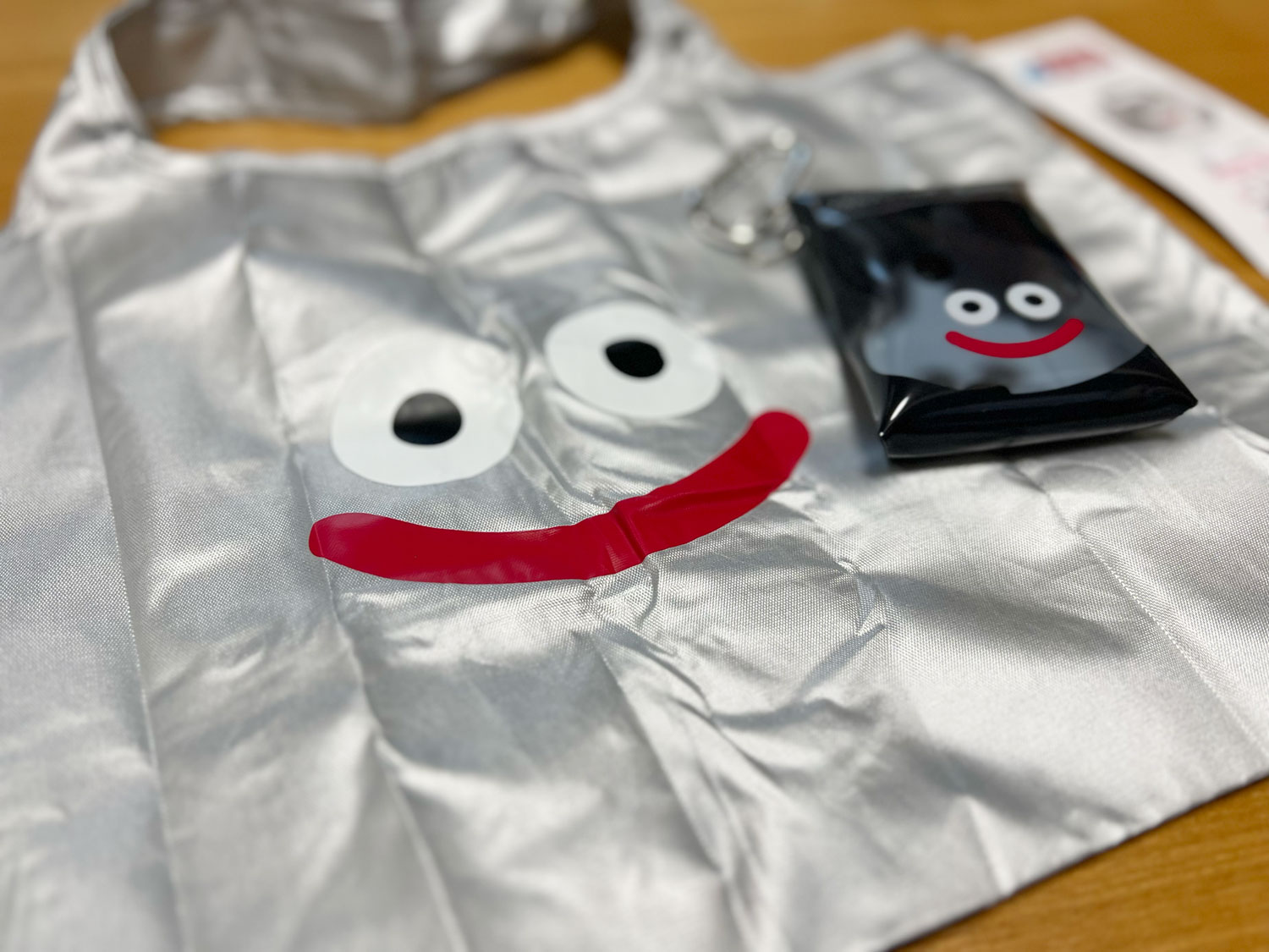 しまむら×ドラゴンクエスト メタルスライムのショッピングバッグを広げたところ